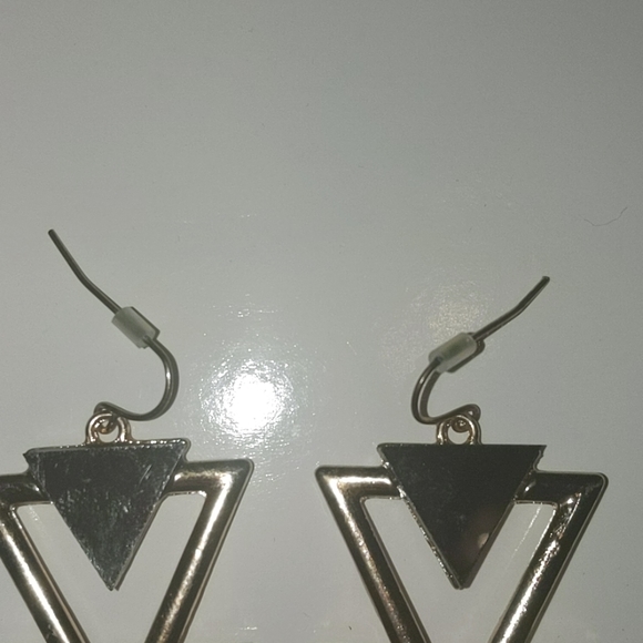 Gold and black triangle earrings - Picture 2 of 8